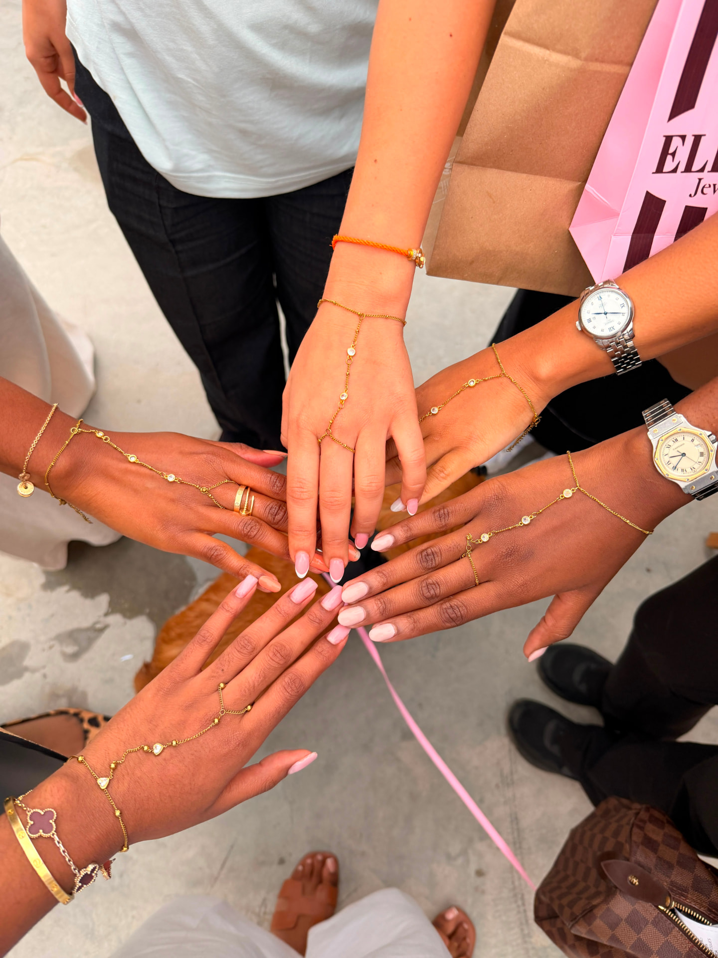 Mãos de jovens angolanas com hand chains douradas Elleni